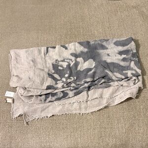 Gray and White Patterned Scarf